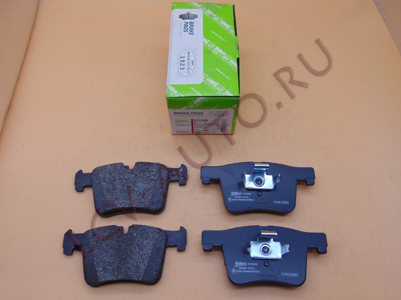 Колодки тормозные передние +F30 - VALEO (артикул: 670288)