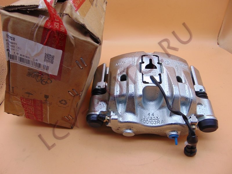 Суппорт задний левый со скобой + колодки - NAVECO (артикул: 97260971)