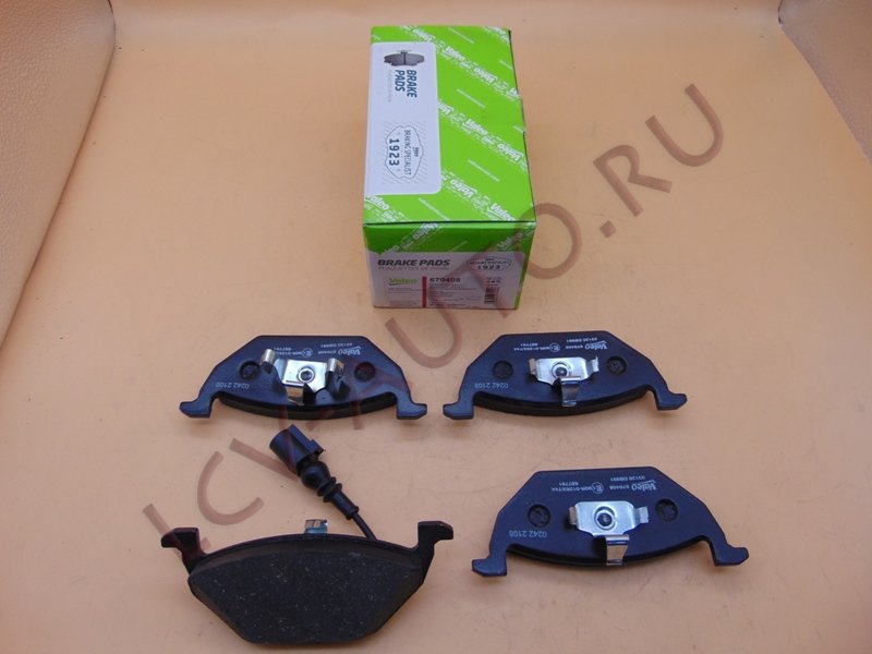 Колодки тормозные передние - VALEO (артикул: 670408)